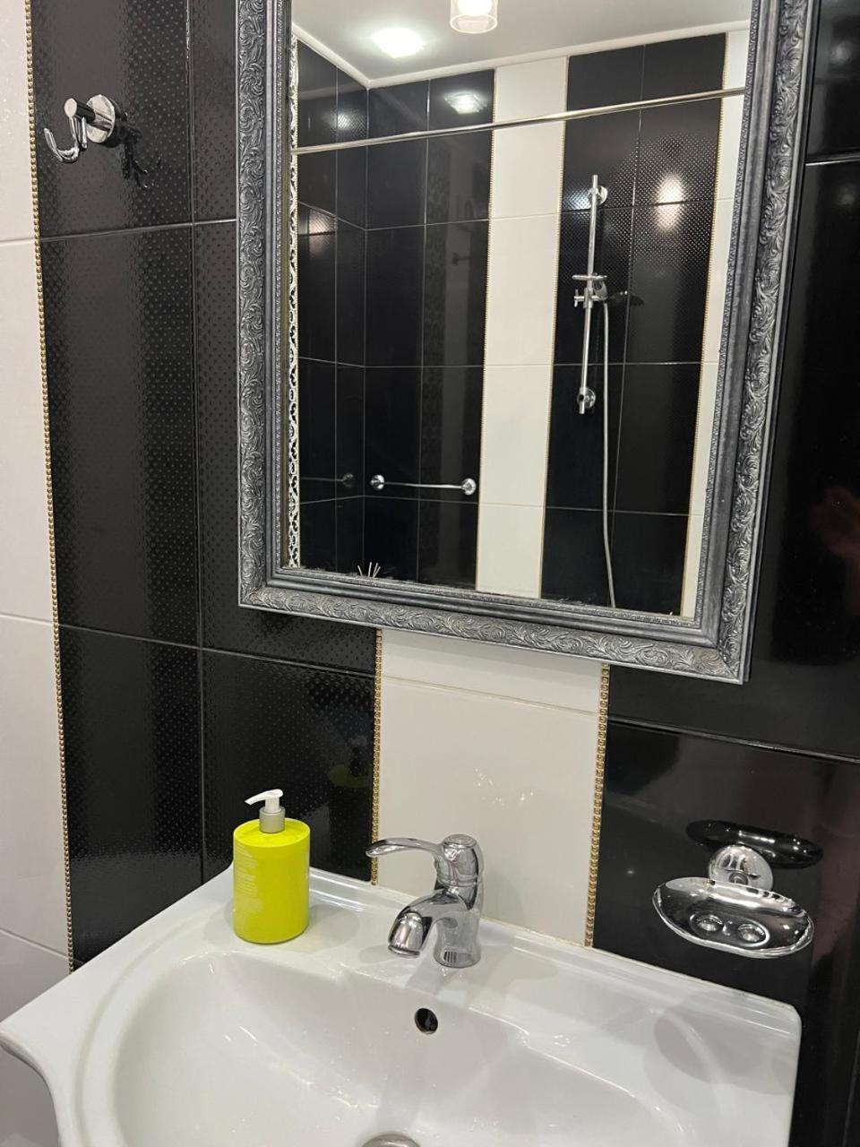 Home In Center With Jacuzzi Ivano-Frankivsk Extérieur photo