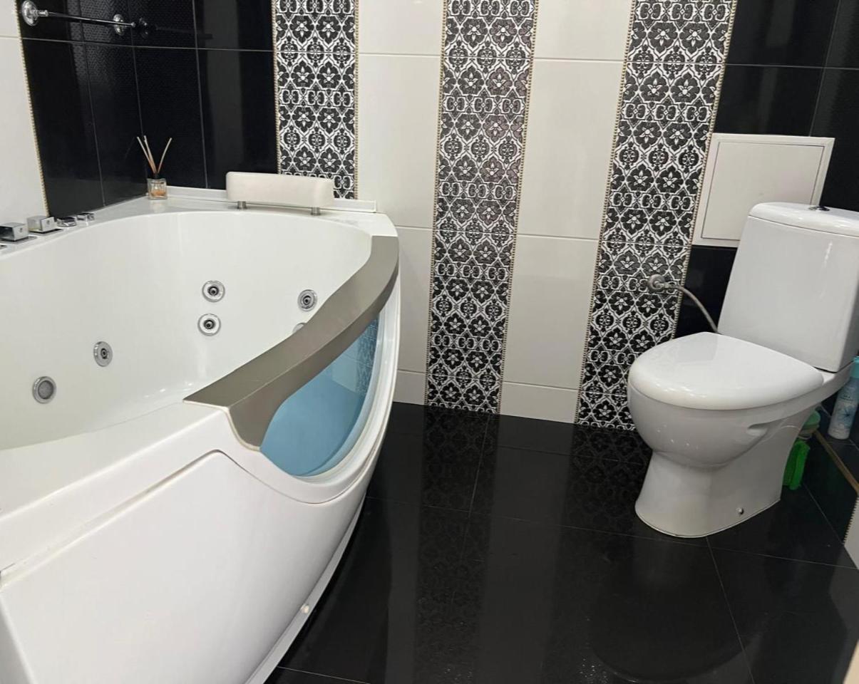 Home In Center With Jacuzzi Ivano-Frankivsk Extérieur photo