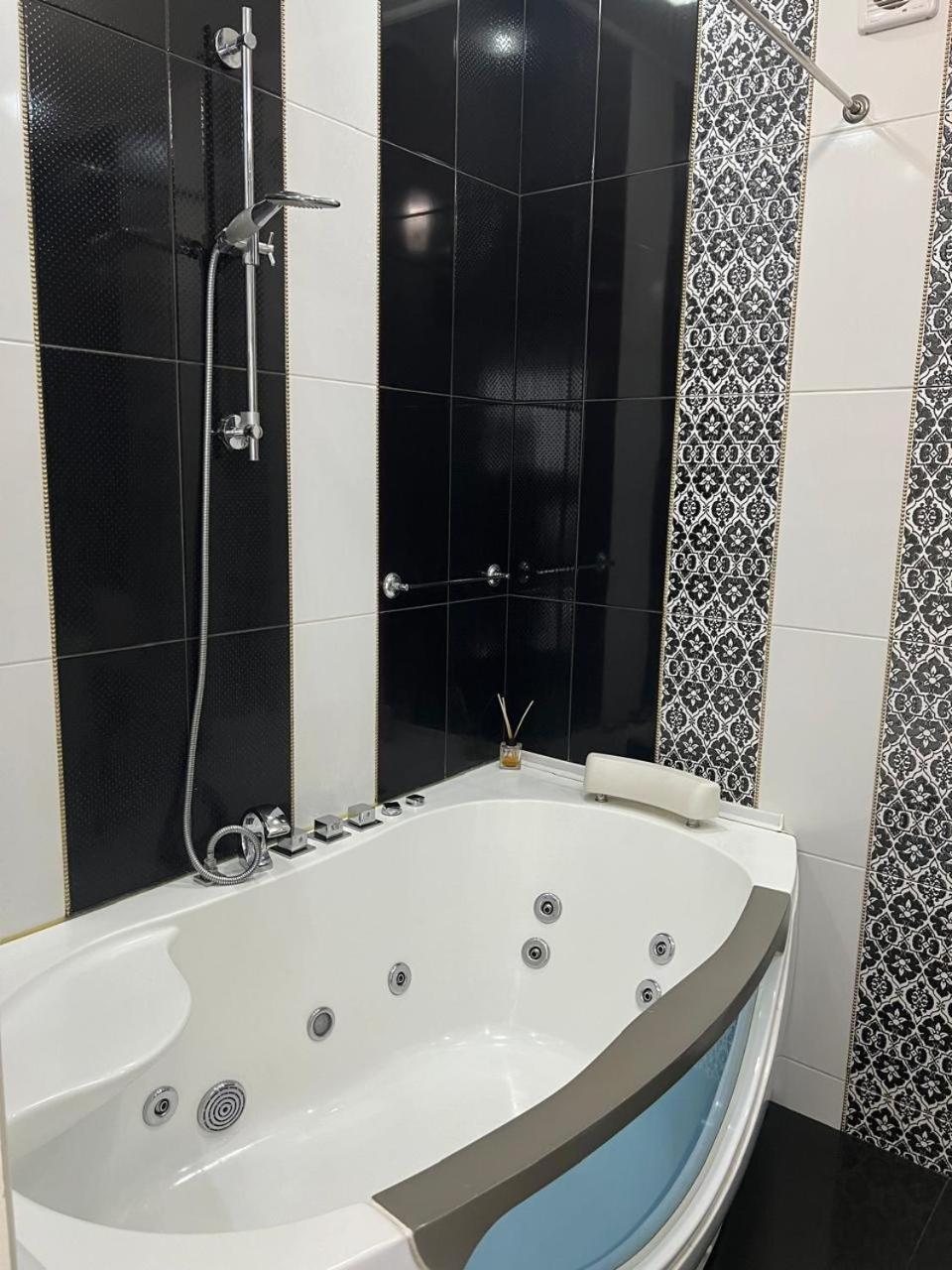 Home In Center With Jacuzzi Ivano-Frankivsk Extérieur photo