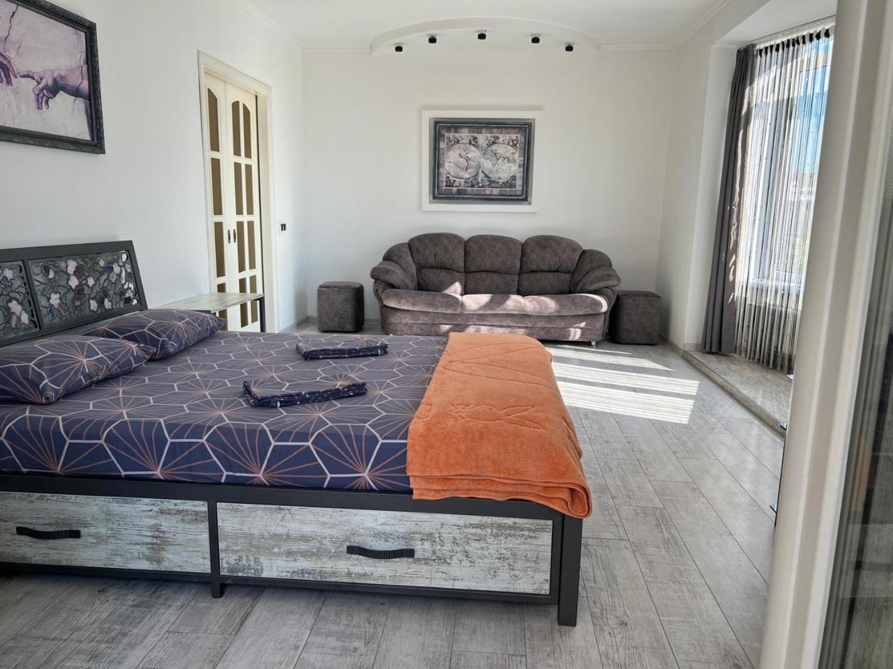 Home In Center With Jacuzzi Ivano-Frankivsk Extérieur photo